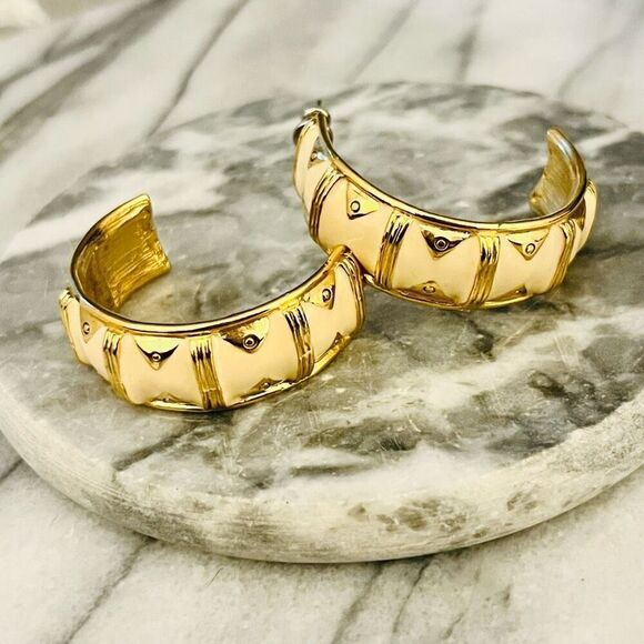Vintage Chunky Enamel Hoop Earrings Cream Gold Toned Metal Stud Large Statement - Picture 1 of 10